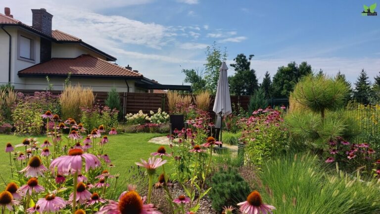 duży, przestronny ogród z elementami z kamienia naturalnego - citygarden