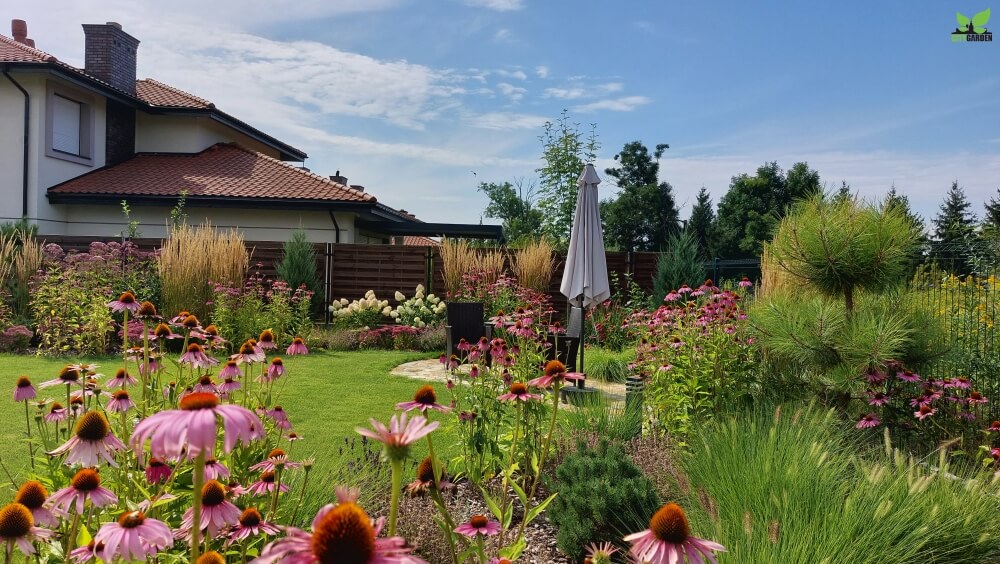 duży, przestronny ogród z elementami z kamienia naturalnego - citygarden