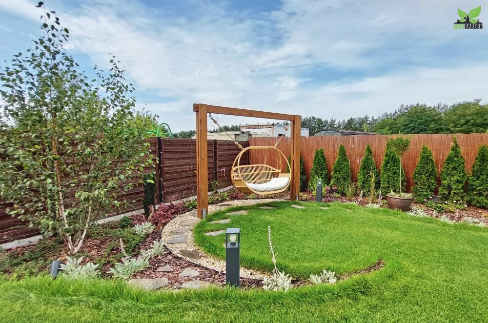 zakątek z huśtawką w ogrodzie - projekt i realizacja 2023 citygarden
