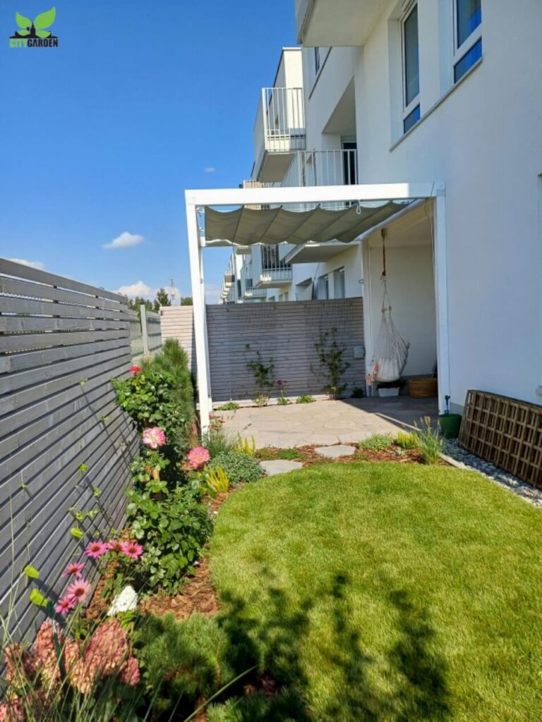 pergola z zadaszeniem z rolety rzymskiej