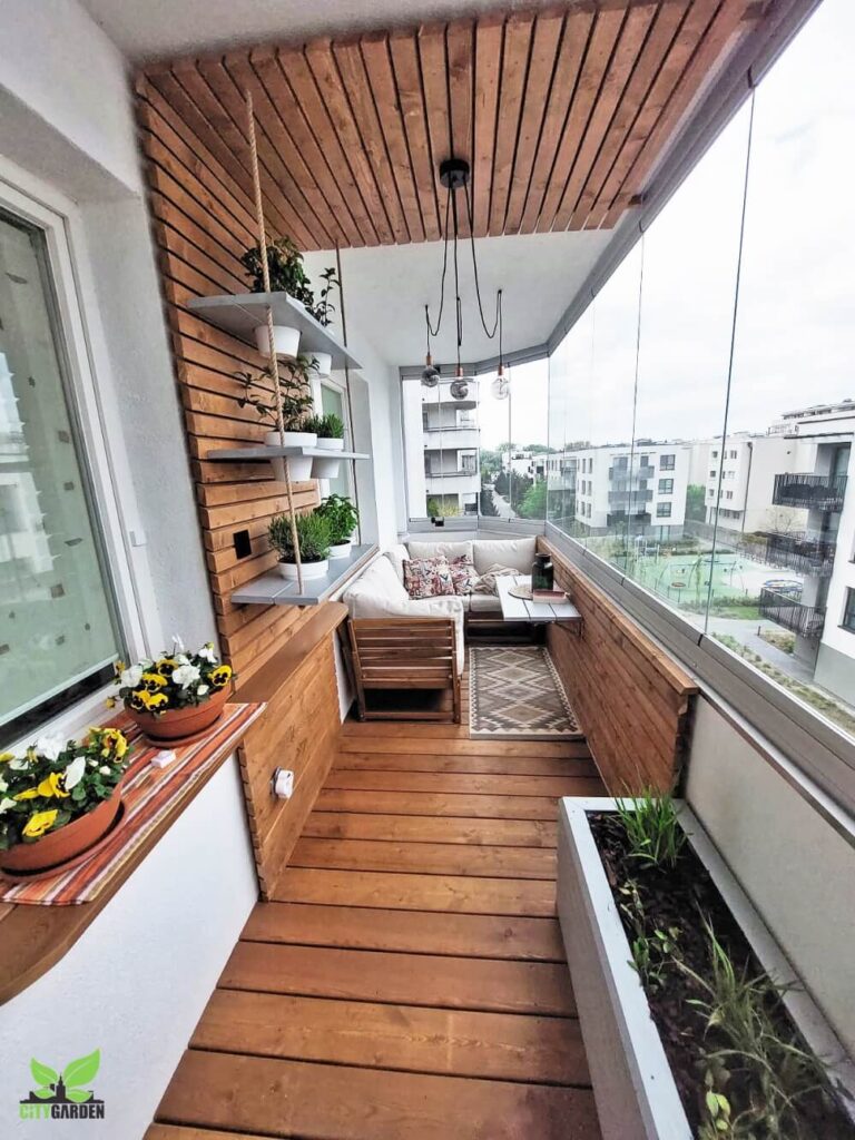 drewniana zabudowa balkonu, wypoczynek na balkonie