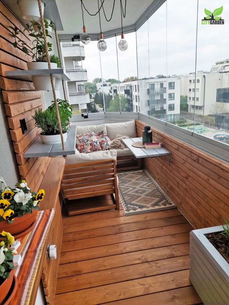 wypoczynek na małym balkonie, składany stolik, półki na zioła - citygarden